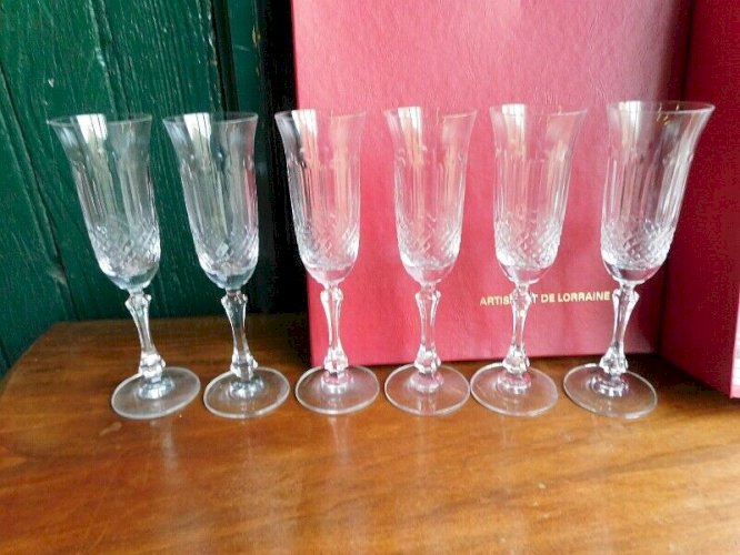 SERVICE DE 12 VERRES A CHAMPAGNE EN CRISTAL ARTISANAT DE LORRAINE