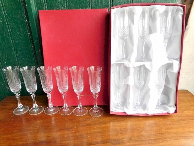 SERVICE DE 12 VERRES A CHAMPAGNE EN CRISTAL ARTISANAT DE LORRAINE