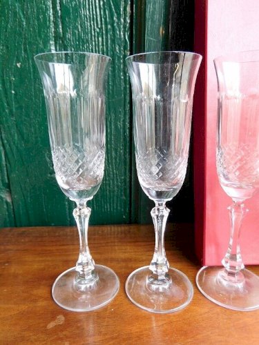 SERVICE DE 12 VERRES A CHAMPAGNE EN CRISTAL ARTISANAT DE LORRAINE