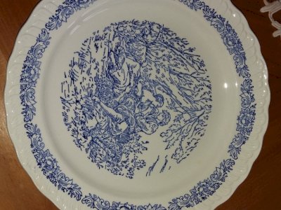 Service de table complet 84 pièces faîence blanc motif personnages bleu