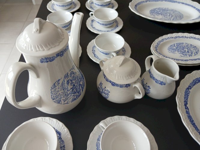 Service de table complet 84 pièces faîence blanc motif personnages bleu