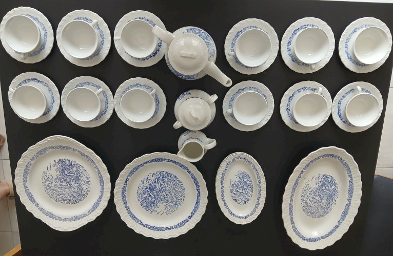 Service de table complet 84 pièces faîence blanc motif personnages bleu