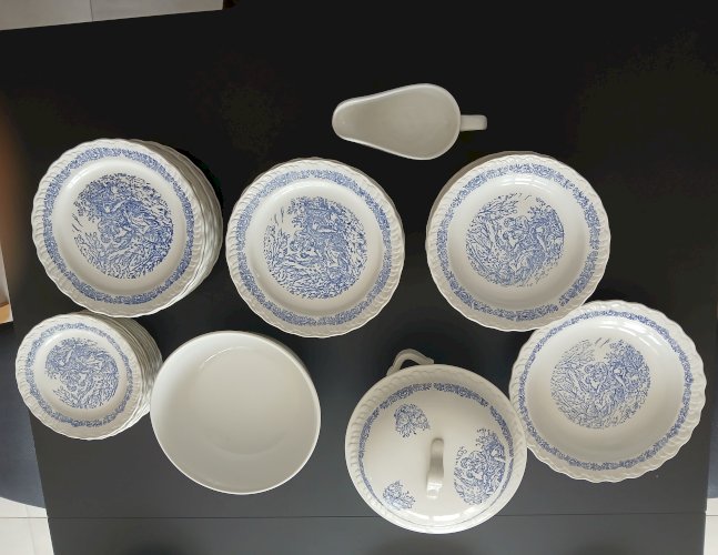 Service de table complet 84 pièces faîence blanc motif personnages bleu