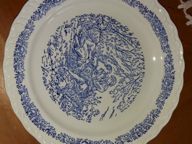 Service de table complet 84 pièces faîence blanc motif personnages bleu