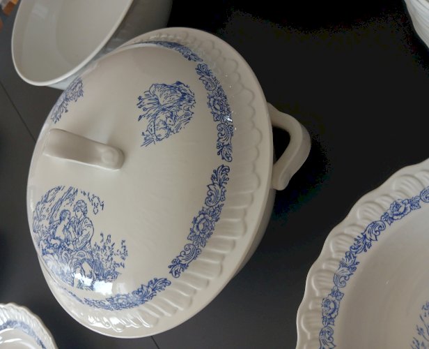 Service de table complet 84 pièces faîence blanc motif personnages bleu