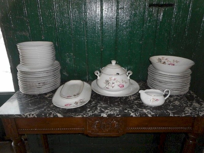 SERVICE DE TABLE DE 43 PIECES PORISTAL FRANCE PORCELAINE FINE