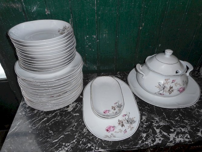 SERVICE DE TABLE DE 43 PIECES PORISTAL FRANCE PORCELAINE FINE