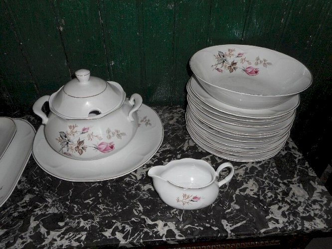 SERVICE DE TABLE DE 43 PIECES PORISTAL FRANCE PORCELAINE FINE