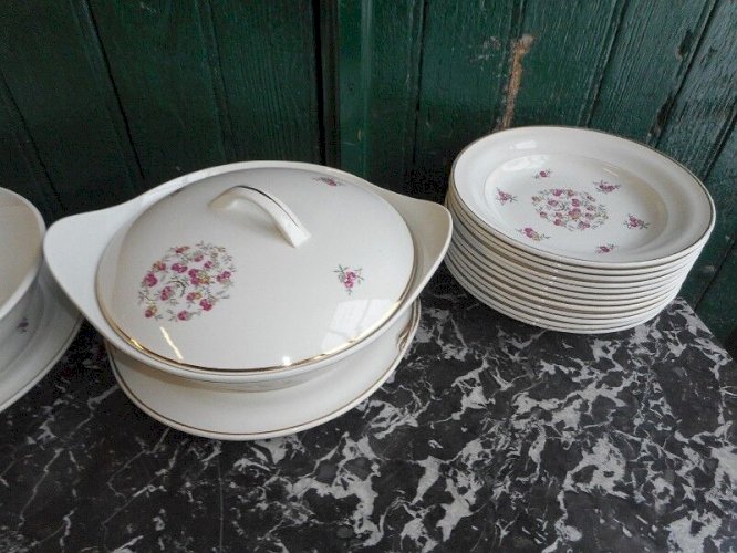 SERVICE DE TABLE DE 47 PIECES SAINT AMAND