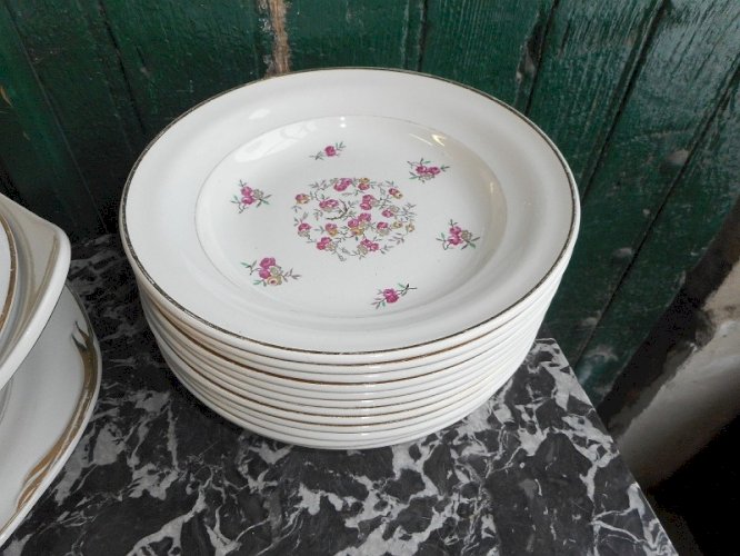 SERVICE DE TABLE DE 47 PIECES SAINT AMAND
