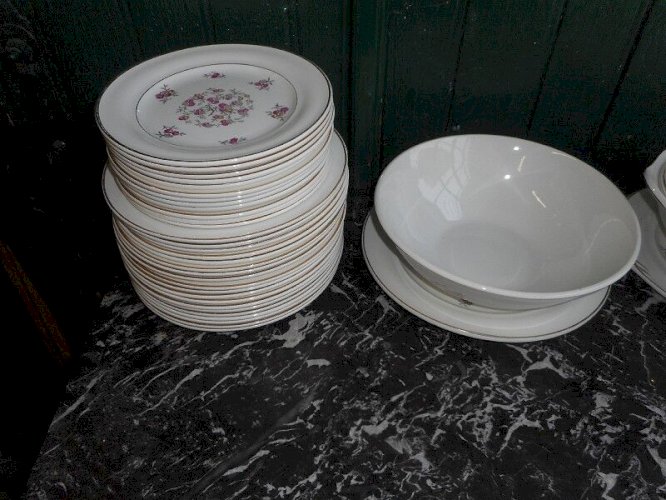 SERVICE DE TABLE DE 47 PIECES SAINT AMAND