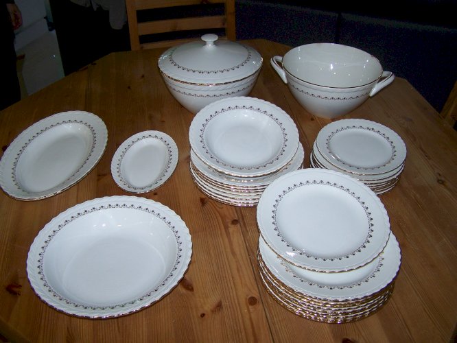 SERVICE DE TABLE EN PORCELAINE