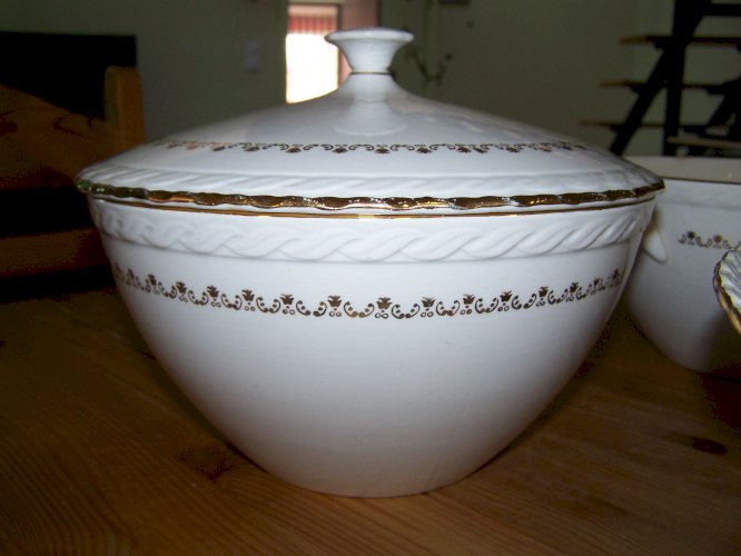 SERVICE DE TABLE EN PORCELAINE