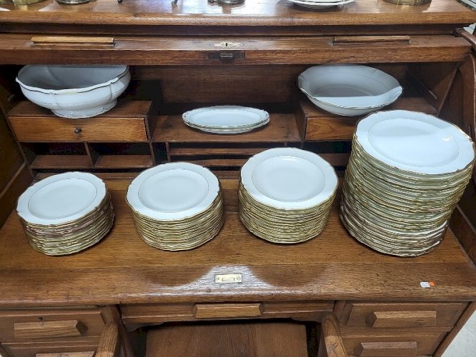SERVICE DE TABLE PORCELAINE DE LIMOGES FRANCE ANCIENNE FABRIQUE ROYALE 62 PIECES