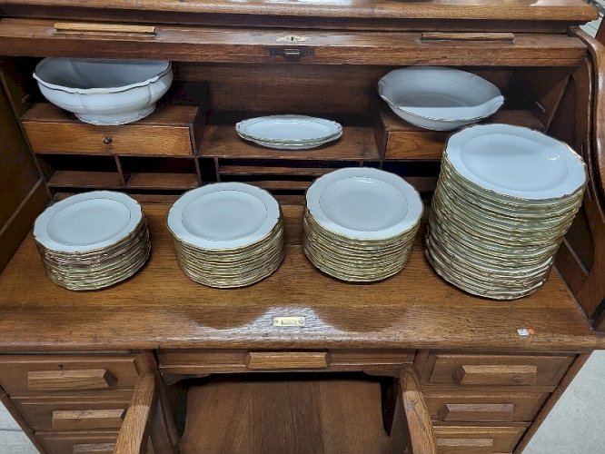 SERVICE DE TABLE PORCELAINE DE LIMOGES FRANCE ANCIENNE FABRIQUE ROYALE 62 PIECES