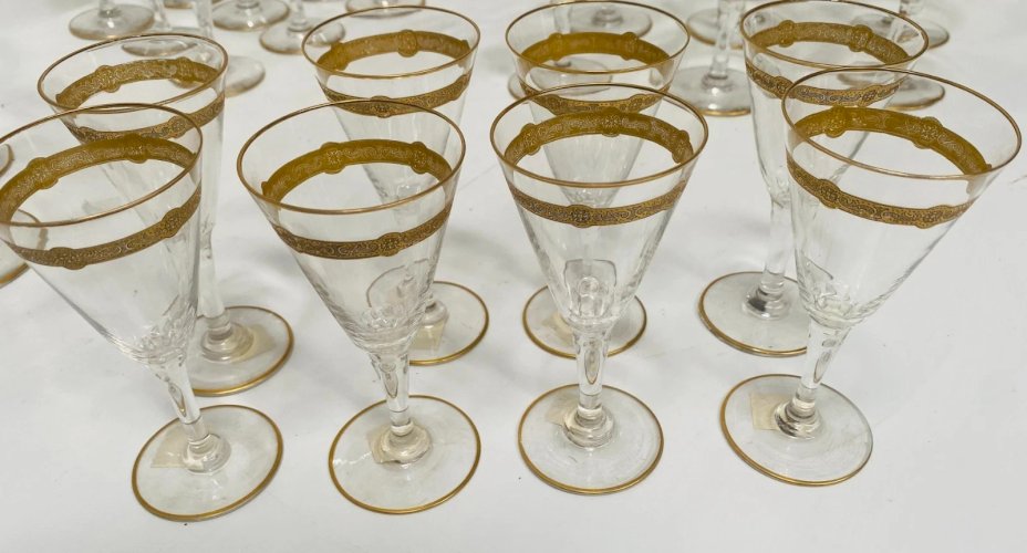 Service de verre a rehaut d'or en cristal taillé XX siècle