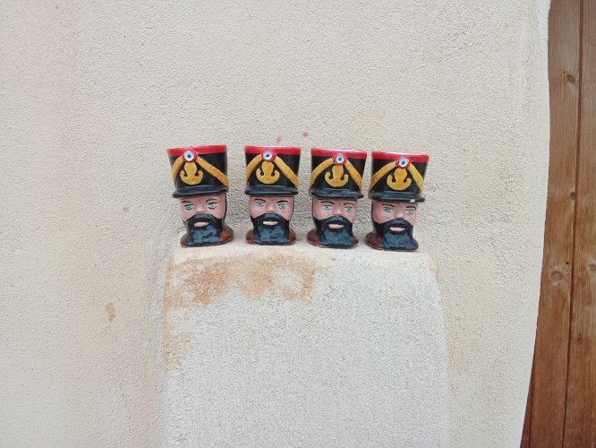 Service en céramique de quatre soldats avec shako