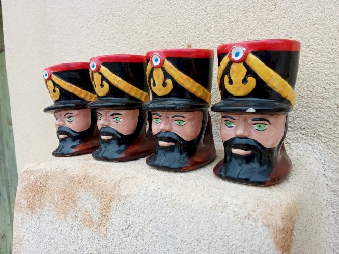 Service en céramique de quatre soldats avec shako
