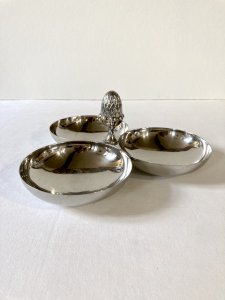 Serviteur apéritif / mendiant en métal argenté, anse en forme de pomme de pin