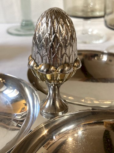 Serviteur apéritif / mendiant en métal argenté, anse en forme de pomme de pin