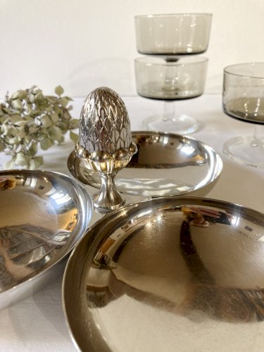 Serviteur apéritif / mendiant en métal argenté, anse en forme de pomme de pin