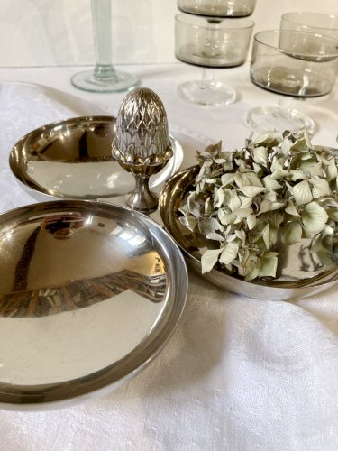 Serviteur apéritif / mendiant en métal argenté, anse en forme de pomme de pin