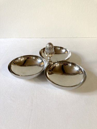 Serviteur apéritif / mendiant en métal argenté, anse en forme de pomme de pin