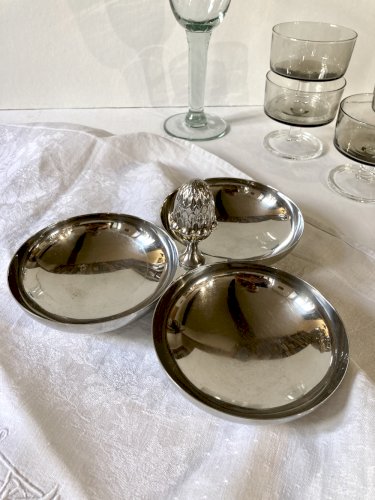 Serviteur apéritif / mendiant en métal argenté, anse en forme de pomme de pin