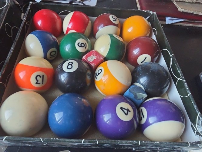 set de jeu de  boules de billard 4,4 cm de diamétre complet 16 boules + craies