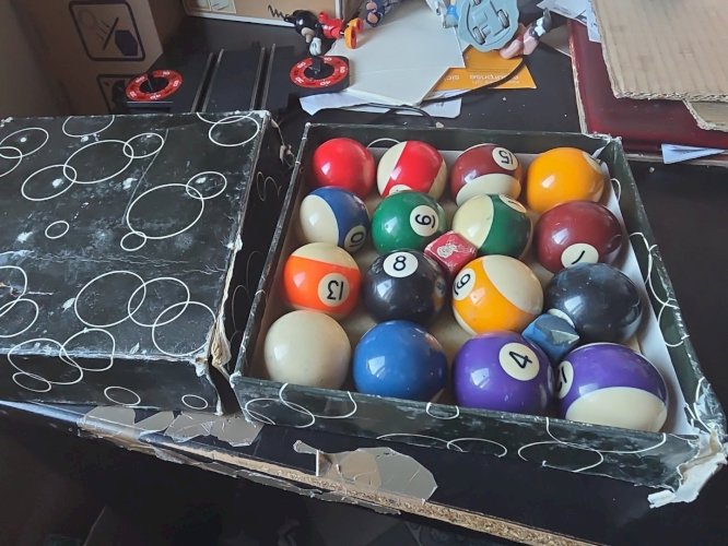 set de jeu de  boules de billard 4,4 cm de diamétre complet 16 boules + craies