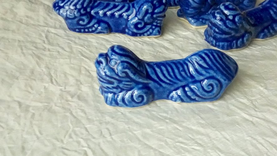 SET DU 10 PORTE COUTEAUX EN PORCELAINE CHIEN DE FO*