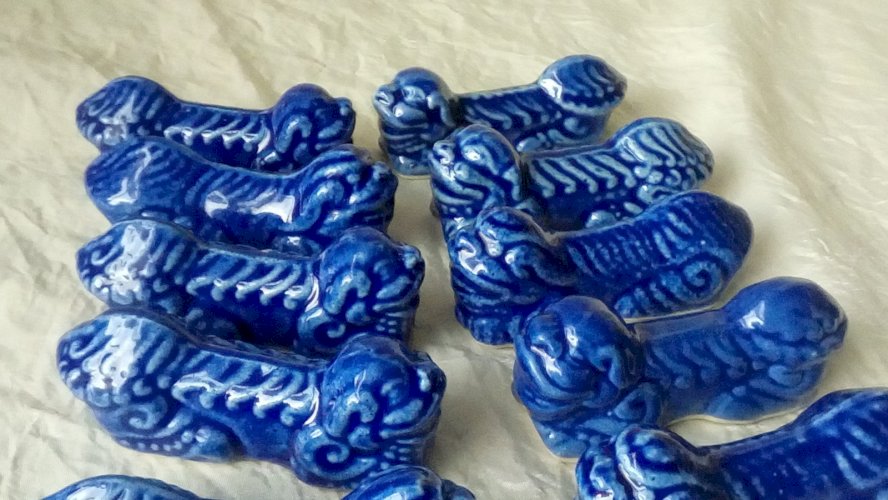 SET DU 10 PORTE COUTEAUX EN PORCELAINE CHIEN DE FO*