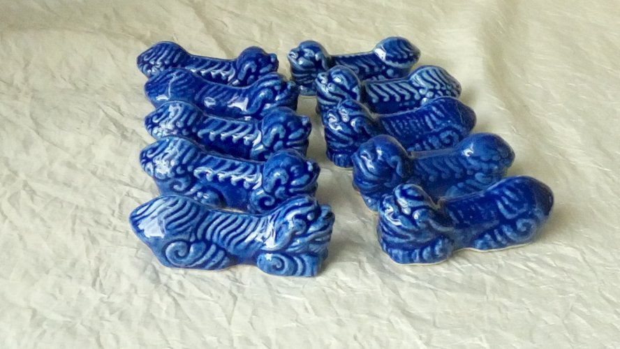 SET DU 10 PORTE COUTEAUX EN PORCELAINE CHIEN DE FO*