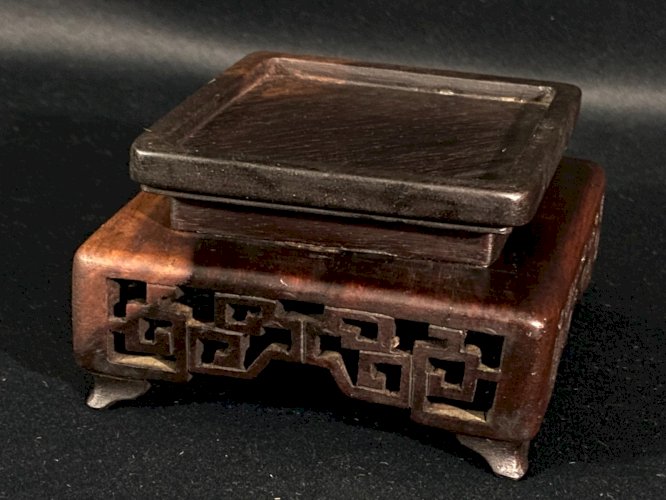 Socle losangique Extrême-Orient en bois massif Hongmu Chine début XXe