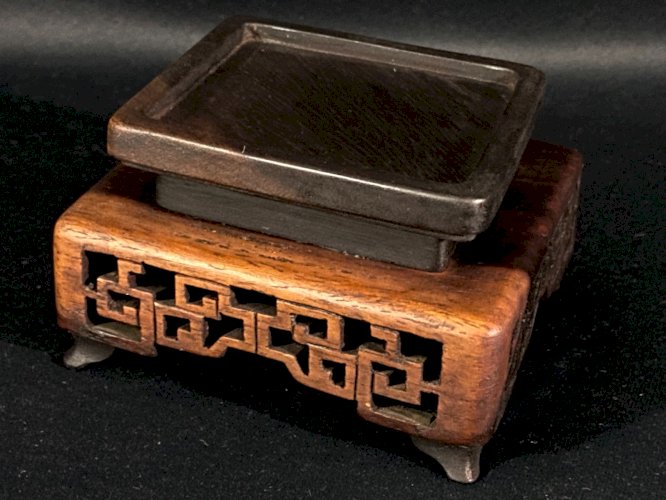 Socle losangique Extrême-Orient en bois massif Hongmu Chine début XXe