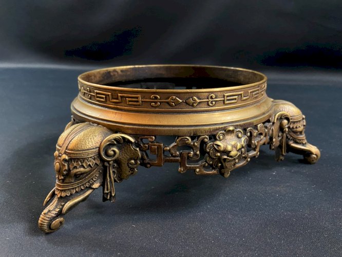 Socle monture de vase potiche tripode bronze XIXe décor éléphant Chine Indochine
