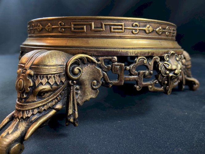 Socle monture de vase potiche tripode bronze XIXe décor éléphant Chine Indochine