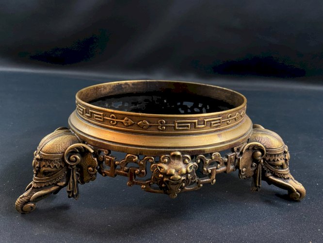 Socle monture de vase potiche tripode bronze XIXe décor éléphant Chine Indochine