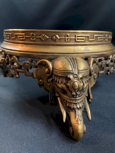 Socle monture de vase potiche tripode bronze XIXe décor éléphant Chine Indochine