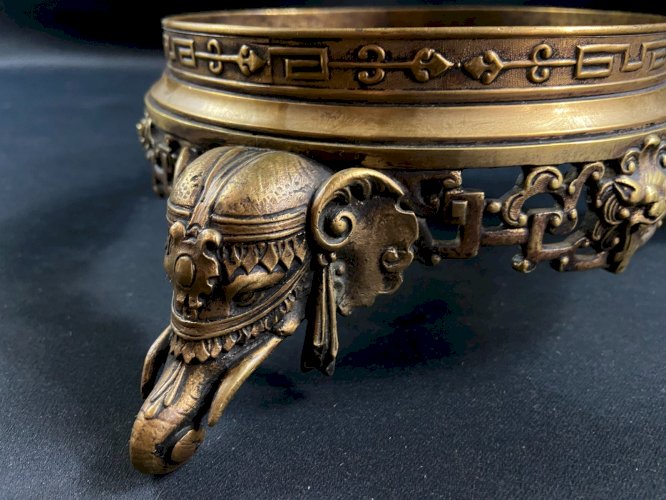 Socle monture de vase potiche tripode bronze XIXe décor éléphant Chine Indochine