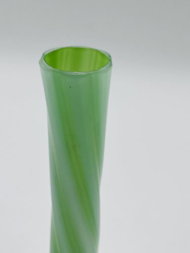 Soliflore en verre de Murano vert torsadé, années 60