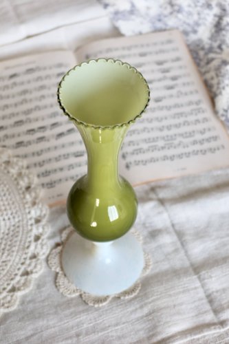 Soliflore vintage en opaline kaki et pied en verre blanc