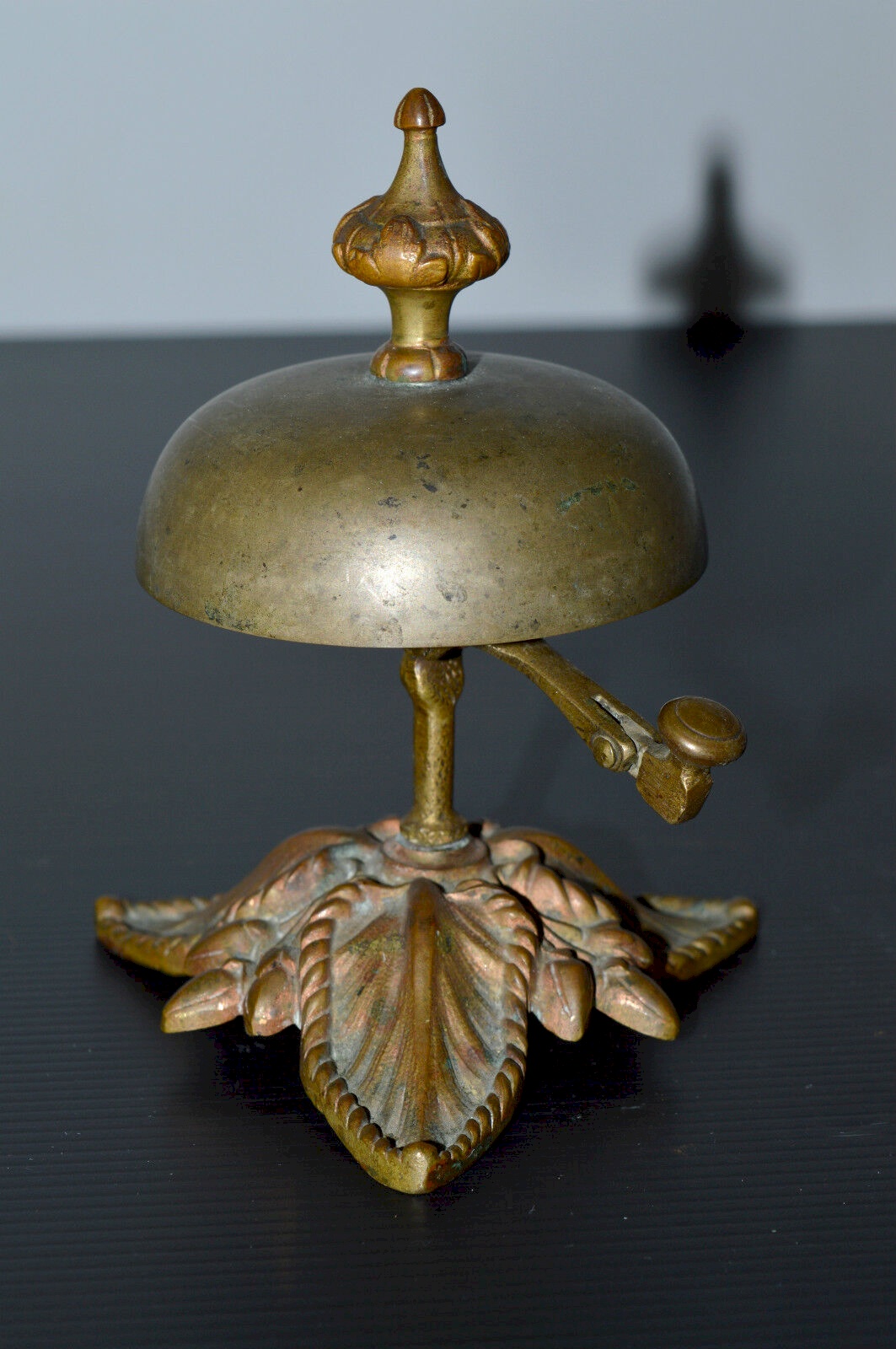 Cloche de service avec un mot de réception sur la table | Photo Premium