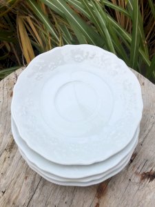 Soucoupes blanches en porcelaine de Limoges motifs fleurs en reliefs