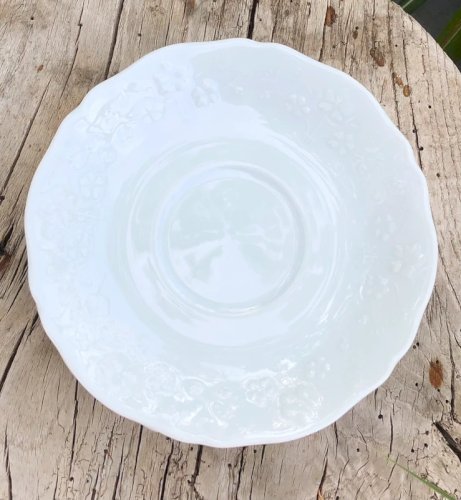 Soucoupes blanches en porcelaine de Limoges motifs fleurs en reliefs