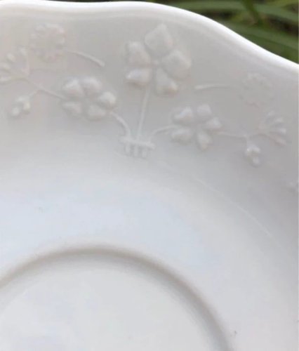Soucoupes blanches en porcelaine de Limoges motifs fleurs en reliefs