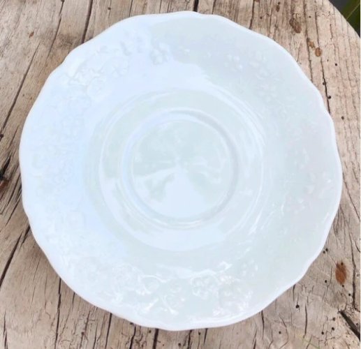 Soucoupes blanches en porcelaine de Limoges motifs fleurs en reliefs