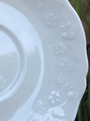 Soucoupes blanches en porcelaine de Limoges motifs fleurs en reliefs