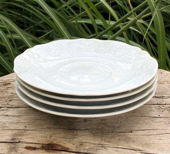 Soucoupes blanches en porcelaine de Limoges motifs fleurs en reliefs