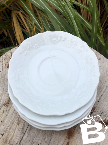 Soucoupes blanches en porcelaine de Limoges motifs fleurs en reliefs